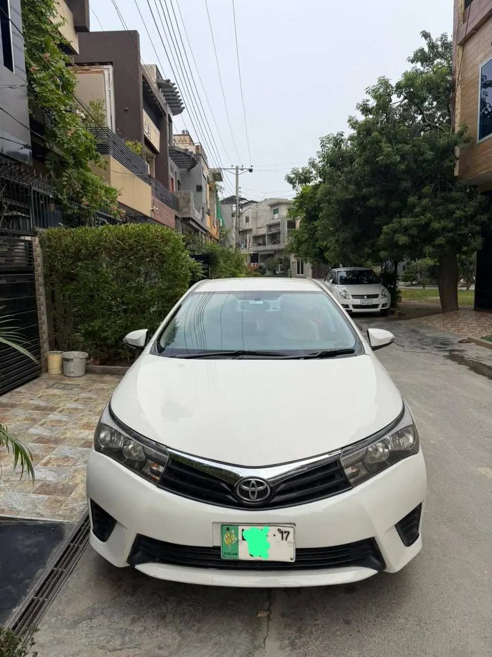 Toyota Corolla GLi 2017 | Manual | Genuine Roof & Pillars | Excellent Condition | Lahore