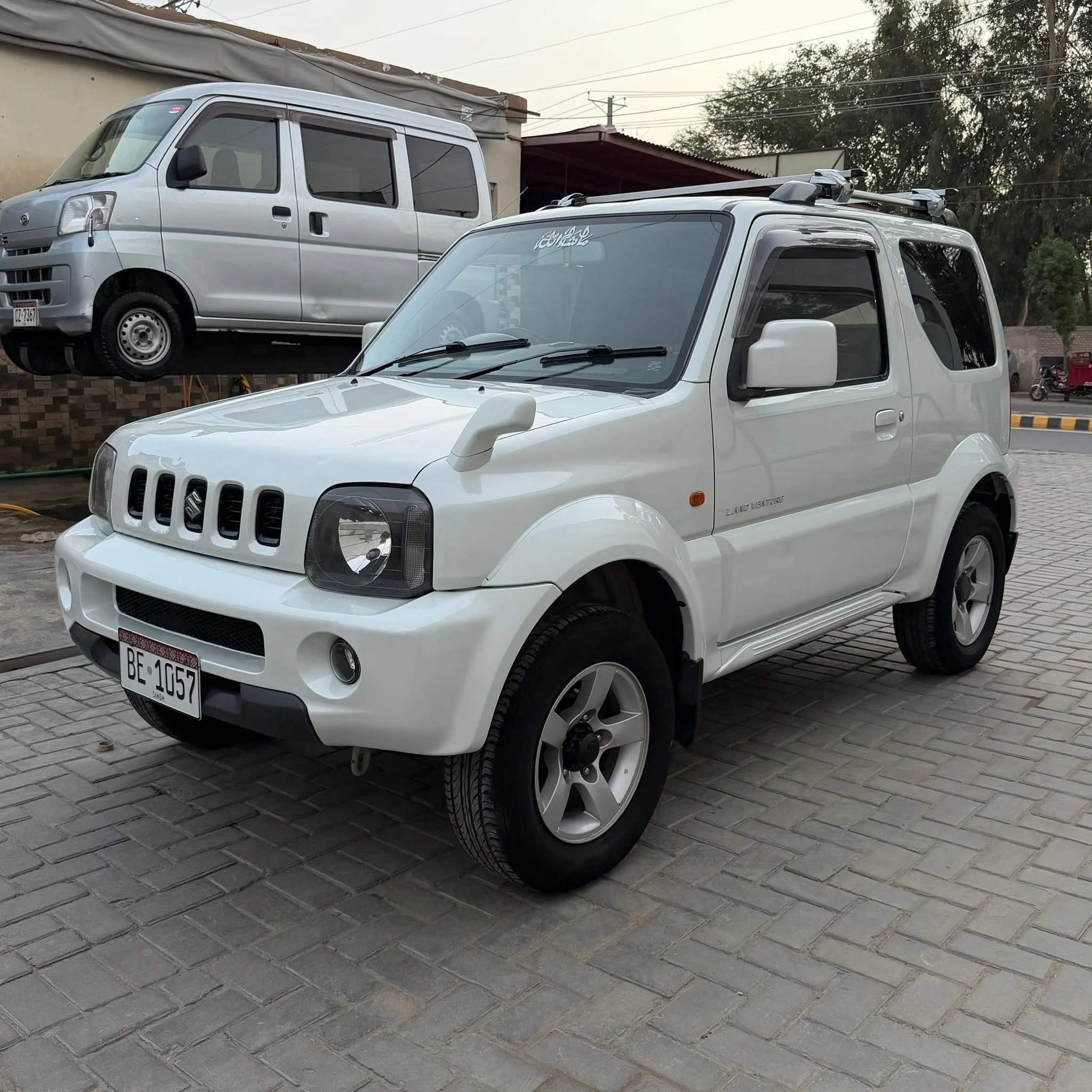 π Suzuki Jimny Land Venture 2010 | Pearl White | 4x4 Automatic | Genuine Condition